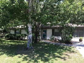 390 Powderhorn Rd in St. Marys, GA - Building Photo