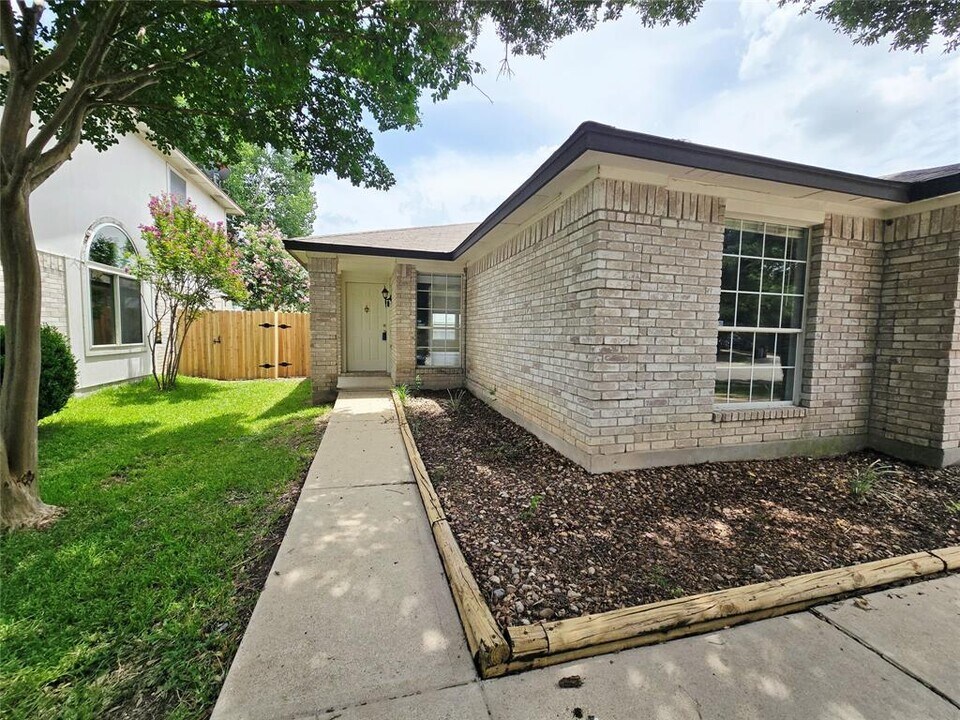707 Johnny Bench in Round Rock, TX - Building Photo