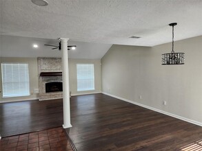 8004 Oakwood Forest Dr-Unit -184-184GB301 in Houston, TX - Building Photo - Building Photo