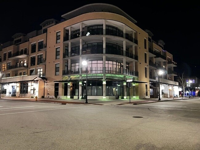 215 E Pleasant St in Oconomowoc, WI - Building Photo - Building Photo