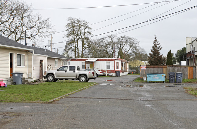 15011-15023 W Thorne Ln SW in Lakewood, WA - Building Photo - Building Photo