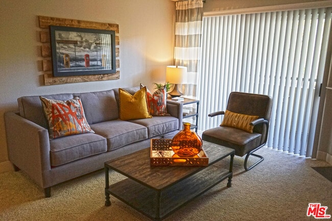 151 E Holly St in Pasadena, CA - Building Photo - Building Photo