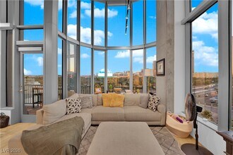 360 E Desert Inn Rd in Las Vegas, NV - Building Photo - Building Photo