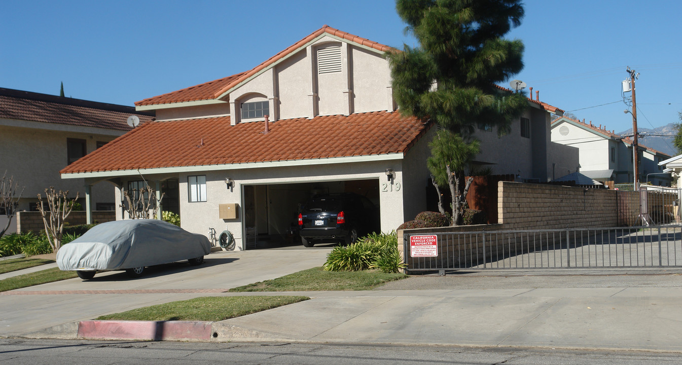 219 W Puente St in Covina, CA - Foto de edificio