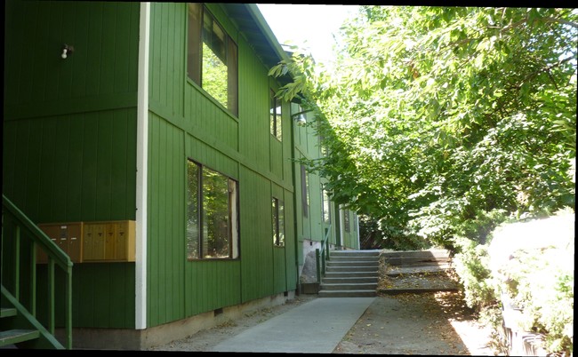 Pacific Park Apartments in Burien, WA - Building Photo - Building Photo