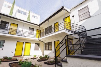 944 Tiverton Avenue in Los Angeles, CA - Foto de edificio - Interior Photo