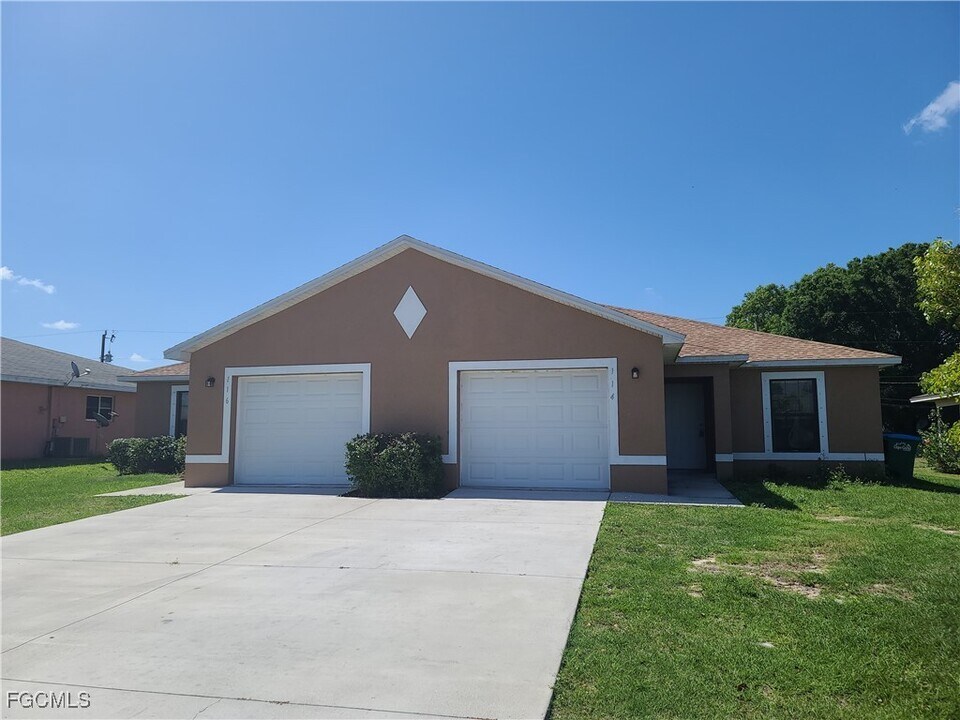 122 SE 24th Ave in Cape Coral, FL - Building Photo