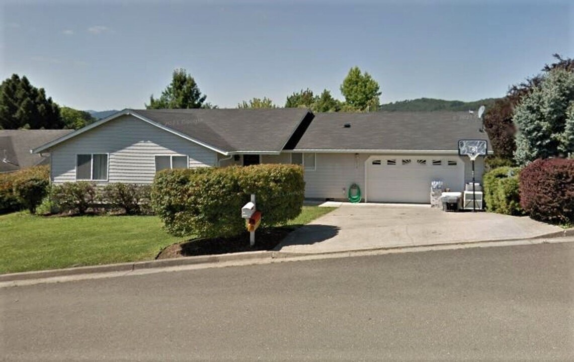 418 Rolling Hills Rd in Roseburg, OR - Building Photo