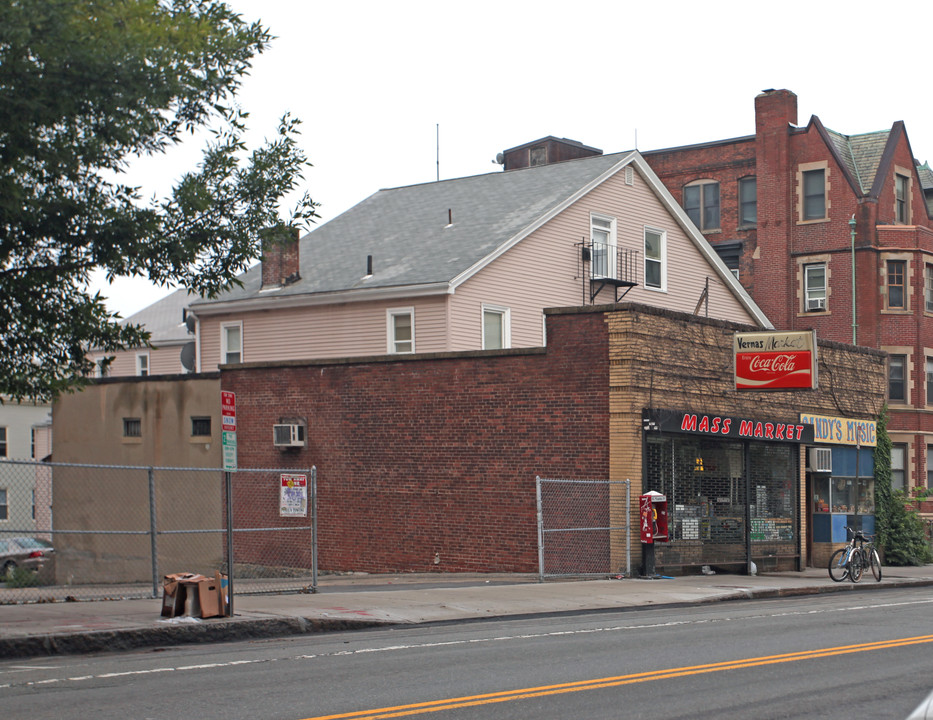 896-898 Massachusetts Ave in Cambridge, MA - Foto de edificio