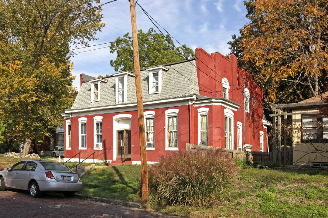 311 E E St in Belleville, IL - Building Photo