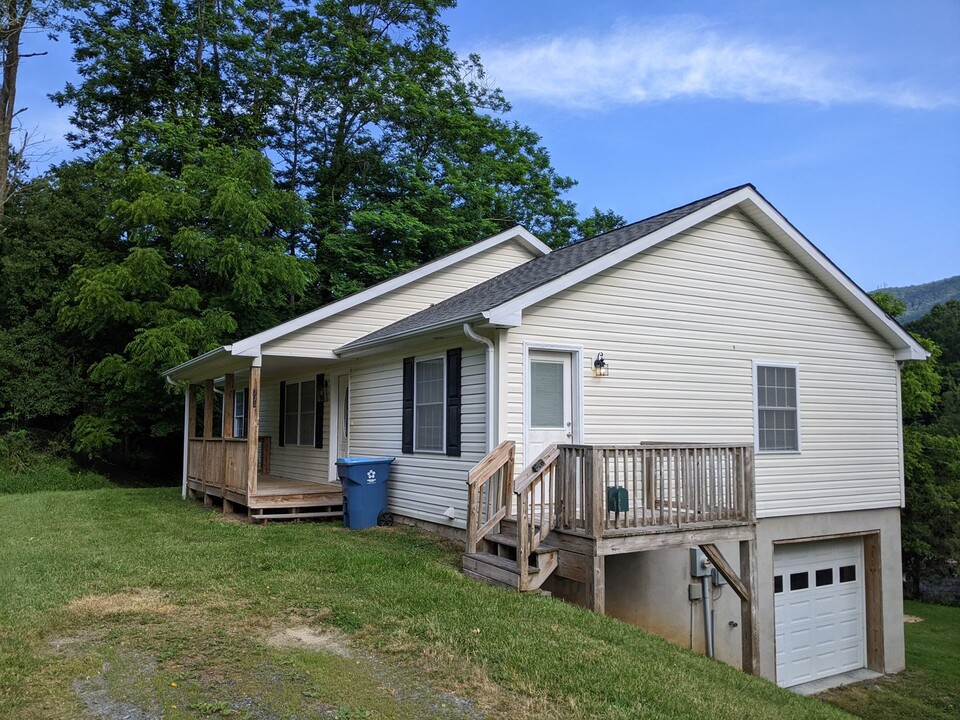 774 Poplar Grove Rd in Boone, NC - Foto de edificio