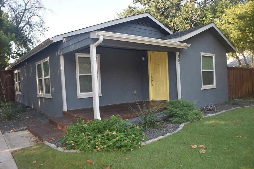 107 Van Worth St in Mansfield, TX - Building Photo