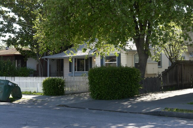 245 Poplar Ave in Redwood City, CA - Foto de edificio - Building Photo