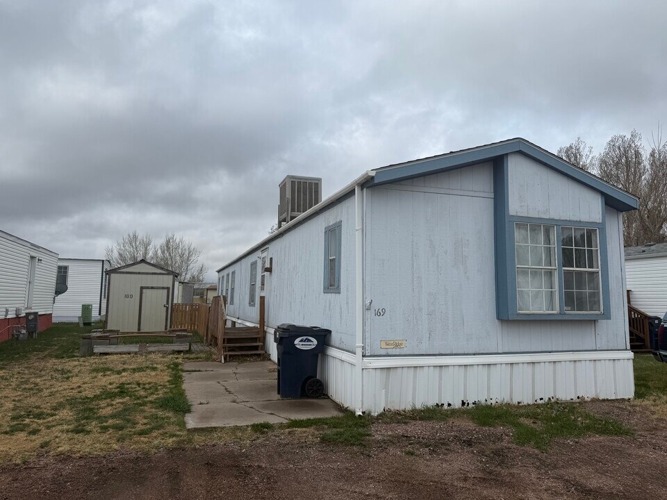 954 N McCue St in Laramie, WY - Foto de edificio