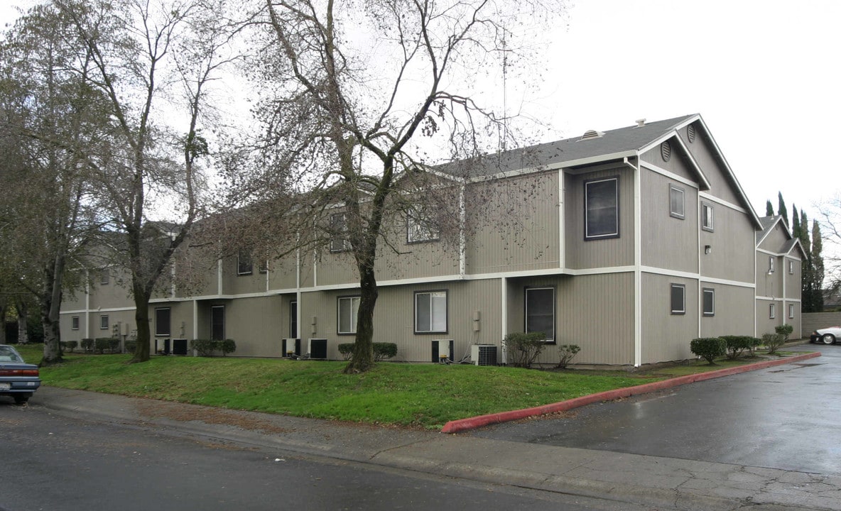 2401-2407 Yreka Ave in Sacramento, CA - Foto de edificio