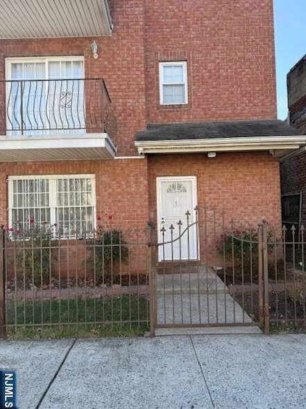358 Hawthorne Ave, Unit 356 in Newark, NJ - Building Photo