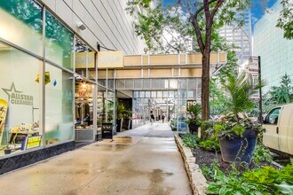 110 E Delaware Pl, Unit 1002 in Chicago, IL - Foto de edificio - Building Photo