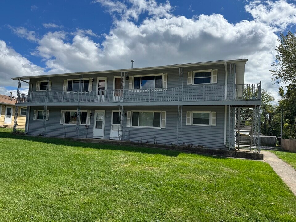321 South Ave in Hampshire, IL - Building Photo