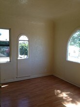 1163 E 48th St in Los Angeles, CA - Foto de edificio - Building Photo
