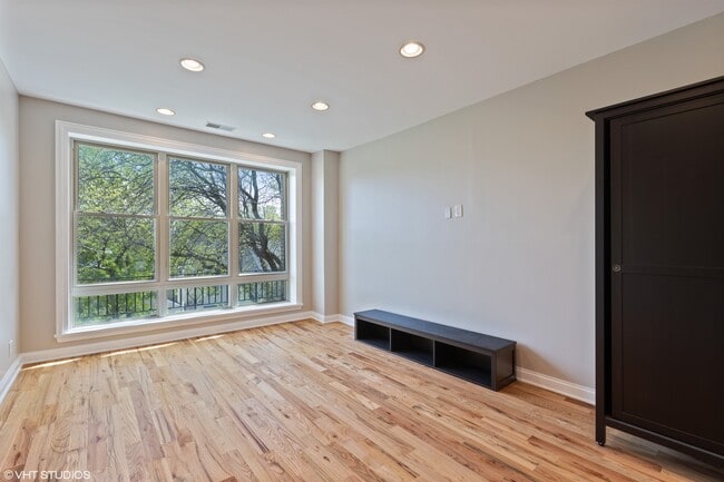 1446 W Pensacola Ave, Unit 1st in Chicago, IL - Foto de edificio - Building Photo