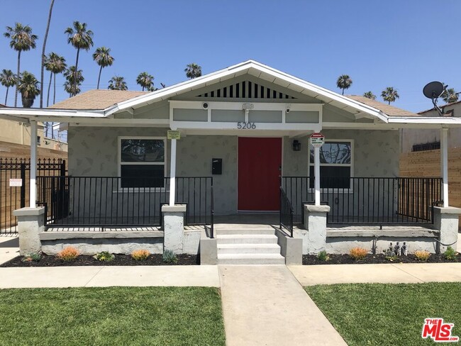 5206 S St Andrews Pl in Los Angeles, CA - Building Photo - Building Photo