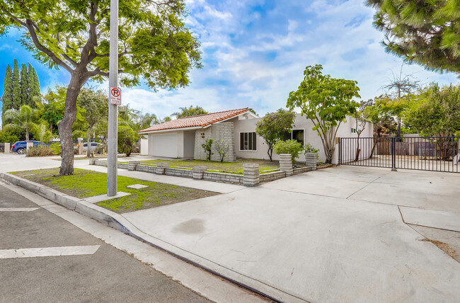 911 N West St in Anaheim, CA - Foto de edificio - Building Photo