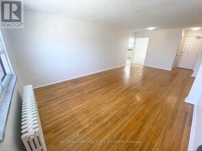 237-237 Lakeshore Rd E in Mississauga, ON - Building Photo - Building Photo