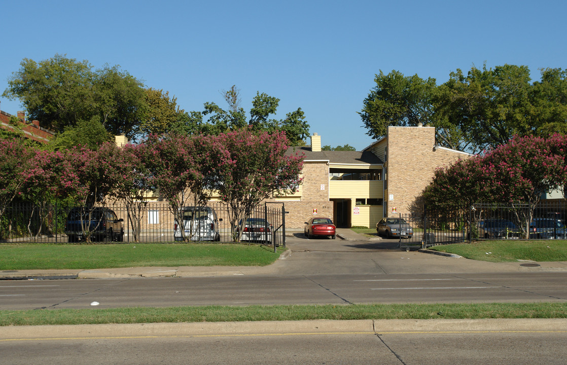 Courts of Lakewood in Dallas, TX - Foto de edificio