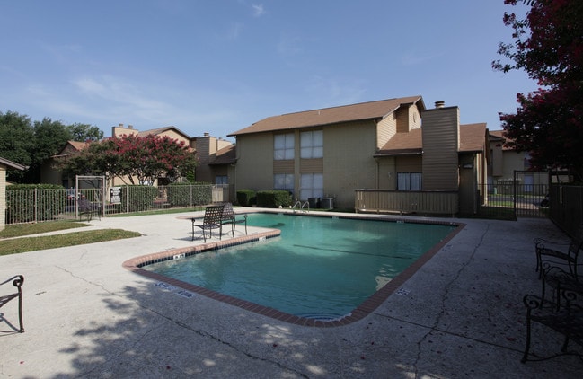 Garden Oaks in Addison, TX - Foto de edificio - Building Photo