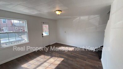 138 Delaware Dr in Coraopolis, PA - Building Photo - Building Photo