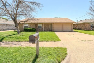 1118 Crescent Ln in Wichita Falls, TX - Building Photo