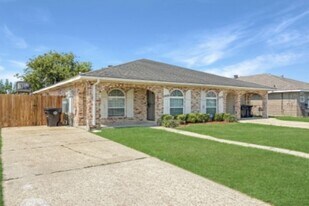 7230 Yorktown Dr in New Orleans, LA - Building Photo
