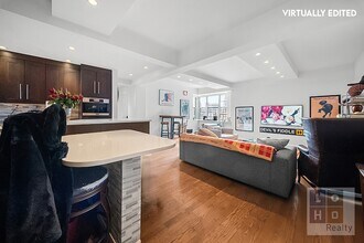 530 Grand St, Unit F8H in New York, NY - Foto de edificio - Building Photo