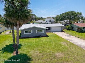 346 Cyprus Dr in Cocoa Beach, FL - Building Photo