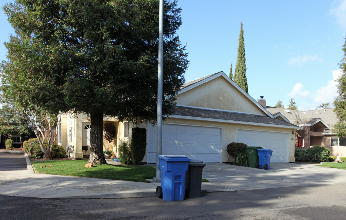 510 Hawkeye Ave in Turlock, CA - Foto de edificio