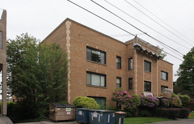 Sir Lancelot Apartments in Seattle, WA - Building Photo - Building Photo