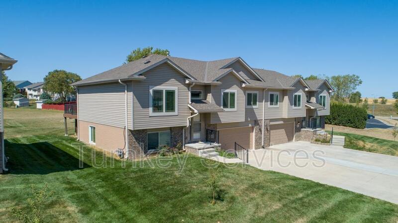 1604 Barrington Pkwy in Papillion, NE - Building Photo