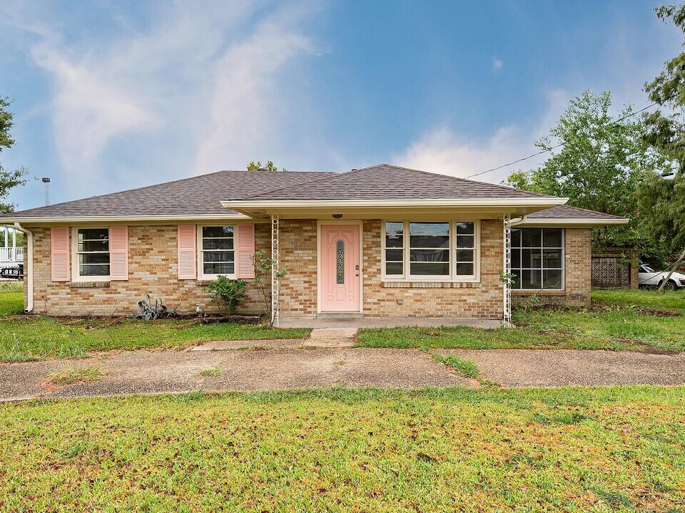 300 Parish Dr in Arabi, LA - Building Photo