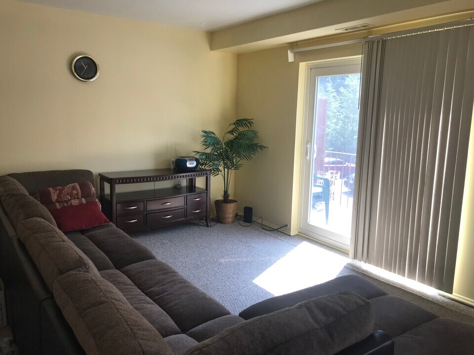 129 Baywood Ave, Unit 2D4 in Pittsburgh, PA - Building Photo