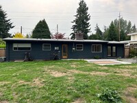 8413 220th St SW in Edmonds, WA - Foto de edificio - Building Photo