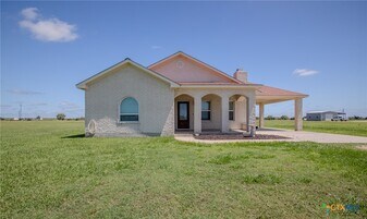 394 Sunrise Bay Dr in Port Lavaca, TX - Building Photo