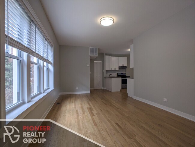 3523 N Broadway St, Unit #1W in Chicago, IL - Building Photo - Building Photo