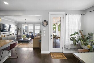 Room in House on Double Oaks Rd in Charlotte, NC - Building Photo - Building Photo