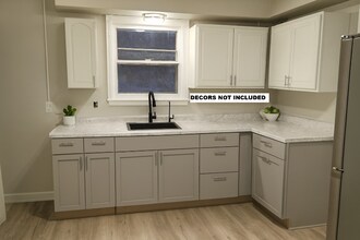 80 Oakhill St in Pontiac, MI - Building Photo - Building Photo