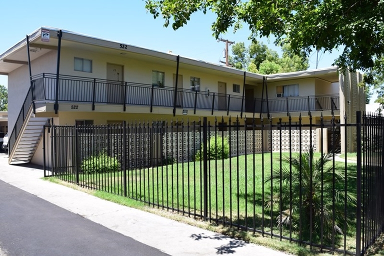 Cedar Palms Apartments in Fresno, CA - Building Photo