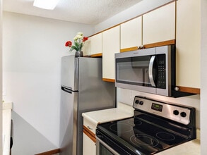 429 6th Ave, Unit B in Coralville, IA - Building Photo - Building Photo