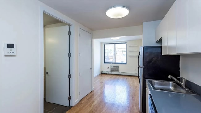 924 Metropolitan Ave in Brooklyn, NY - Foto de edificio - Building Photo