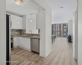 420 E Waterside Dr in Chicago, IL - Building Photo - Building Photo