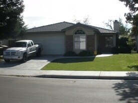 8111 Ipswich Way in Bakersfield, CA - Building Photo