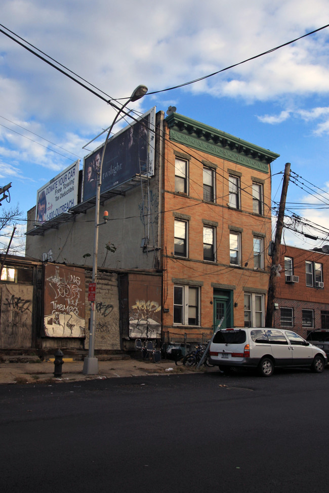 31-15 Greenpoint Ave in Long Island City, NY - Foto de edificio - Building Photo